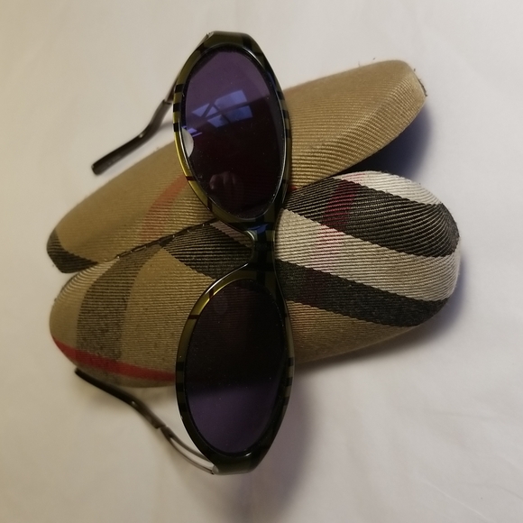 Burrberry sunglasses and case - Picture 1 of 14